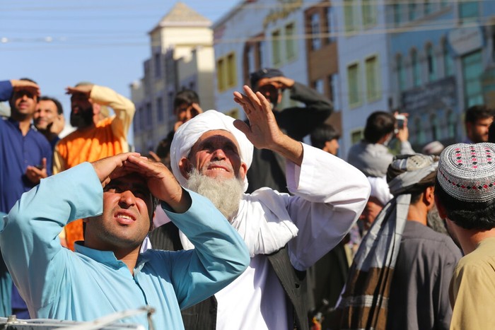Taliban menggantung mayat yang disebut sebagai pelaku penculikan di Kota Herat, Afghanistan. Aksi itu sontak bikin geger warga di negara tersebut.
