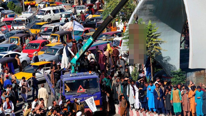 Mayat Penculik yang Digantung Taliban Bikin Heboh Warga Afghanistan Taliban menggantung mayat yang disebut sebagai pelaku penculikan di Kota Herat, Afghanistan. Aksi itu sontak bikin geger warga di negara tersebut.