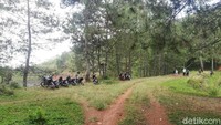 Selain akses jalannya yang hanya bisa dilalui satu kendaraan roda empat saat memasuki Desa Cimarias, untuk menuju Cekdamnya pun hanya bisa ditempuh dengan berjalan kaki atau kendaraan roda dua lantaran cukup ekstrim atau lebih baik lagi menggunakan moto trail. Pengunjung yang menggunakan kendaraan roda empat biasanya memarkirkan kendaraannya di penghujung kampung.