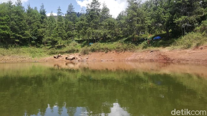 Melepas Penat Kala Akhir Pekan di Cekdam Cimarias Sumedang Cekdam Cimarias di Sumedang bisa jadi tujuan menarik untuk wisatawan yang ingin melepas penat dari hiruk pikuk kehidupan urban. Penasaran? Lihat yuk.