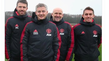 Netizen ini menyindir MU mempekerjakan pelatih badut sehingga hasilnya adalah sirkus. Foto: Twitter