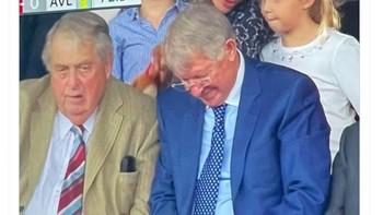 Sir Alex sudah menghubungi Zidane untuk menggantikan si badut, tulis caption ini. Foto: Twitter