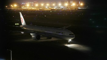 Pesawat yang membawa Meng Wanzhou mendarat di bandara Shenzhen. Foto: Global Times