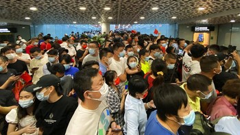 Massa menunggu dengan sabar tapi juga berdesakan. Mereka memakai masker karena pandemi Corona masih mengancam. Foto: AP