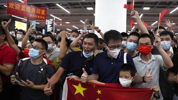 Warga sangat antusias karena Meng dianggap sebagai korban dari perang dagang yang dilancarkan Amerika Serikat pada China. China sudah berulangkali menyatakan protes terhadap penahanan itu. Duta besar China untuk Kanada, Cong Peiwu, pernah menyatakan pihaknya akan terus meminta Kanada memperbaiki kesalahannya dan melepaskan Meng secepatnya. Foto: AP