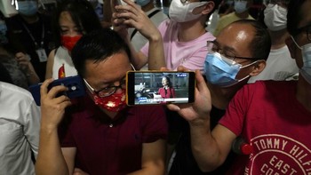 Massa yang mungkin berjumlah ribuan berdesakan di bandara Shenzhen. Mereka menantikan kedatangan Meng Wanzhou dalam siaran livestreaming yang menayangkan detik-detik sang bos Huawei tiba. Media Global Times, corong pemerintah China, menyebut bahwa sekitar 30 juta netizen menyaksikan siaran langsung kepulangan Meng Wanzhou. Foto: AP