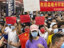 Bos Huawei Dibebaskan, Warga China Tumpah Ruah Menyambut di Bandara