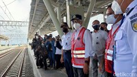 Menteri Perhubungan RI, Budi Karya Sumadi meninjau jalur layang di Stasiun Manggarai, Jakarta Selatan. Budi menyebut bahwa sejumlah netizen menganggap Stasiun Manggarai seperti layaknya stasiun-stasiun di Jepang. (Nahda Rizki Utami/detikcom)
