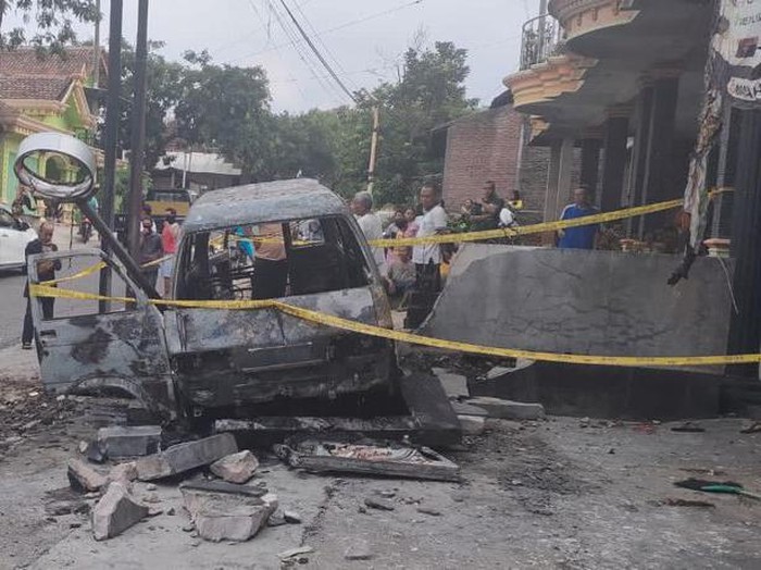 Mobil Muat BBM Ludes Terbakar Di Magetan, Pengemudi Terluka
