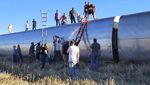 Momen Evakuasi Penumpang Kereta Amtrak yang Anjlok di AS
