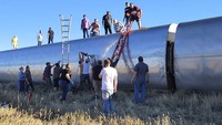 Kereta terdiri dari dua lokomotif dan 10 gerbang, di mana tujuh gerbong tergelincir sekitar pukul 4 sore waktu setempat di dekat Joplin, Montana Utara. Dalam kereta, ada sekitar 146 penumpang dan 14 kru kereta. 