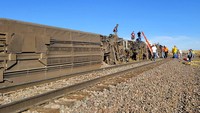 Sejumlah orang mencoba mengevakuasi kereta Amtrak yang anjlok di negara bagian Montana, Amerika Serikat, Sabtu (25/9/2021) waktu setempat.