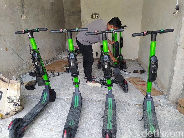 Naik Skuter Keliling Desa di Sekitar Borobudur