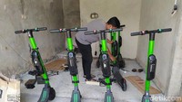 Untuk jaminan, wisatawan wajib meninggalkan tanda pengenal baik KTP maupun SIM. Untuk satu rombongan meninggalkan satu tanda pengenal. Karena antusias para penyewa skuter ini banyak sekali. Pihak pengelola mengaku menambah jumlah skuter, dari 6 jadi saat ini memiliki 18 unit skuter. (Eko Susanto/detikTravel)