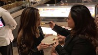Olivia Nathania menyuapkan kue ke Nia Daniaty. Foto: Instagram Nia Daniaty