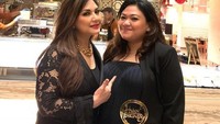 Momen saat Nia Daniaty dan Olivia Nathania merayakan ulang tahun. Foto: Instagram Nia Daniaty