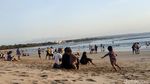 Foto: Pantai Kuta Bali Hidup Lagi, Ramai Diserbu Wisatawan