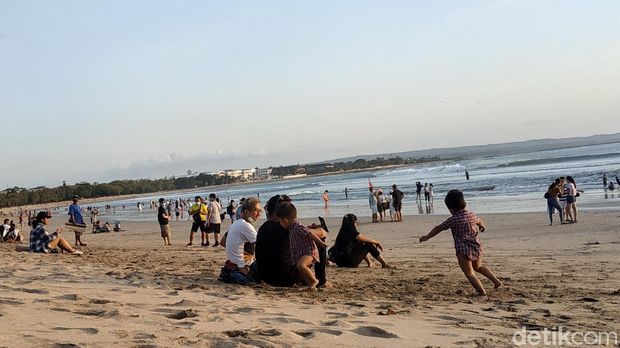 Pantai Kuta Dibuka langsung diserbu wisatawan