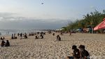 Foto: Pantai Kuta Bali Hidup Lagi, Ramai Diserbu Wisatawan