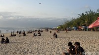 Beberapa wisatawan juga tengah sibuk mengabadikan momen senja Pantai Kuta dengan kamera ponselnya. Sebagian lagi nampak bermain air, bermain kano dan selancar serta bermain dengan hewan kesayangan. (Sui Suadnyana/detikTravel)
