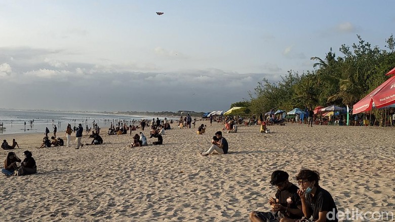 Pantai Kuta Diserbu Wisatawan Pantai Kuta Dibuka langsung diserbu wisatawan