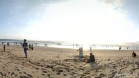 Pengelola obyek wisata Pantai Kuta mewajibkan para pengunjung agar sudah vaksinasi sebanyak dua kali. Wisatawan cukup menunjukkan kartu vaksin yang ada di aplikasiPeduliLindungi atau yang ada di galeri ponsel. Sementara buat yang tidak memiliki smartphone, mereka bisa menuju kartu vaksinasi cetak. (Sui Suadnyana/detikTravel)