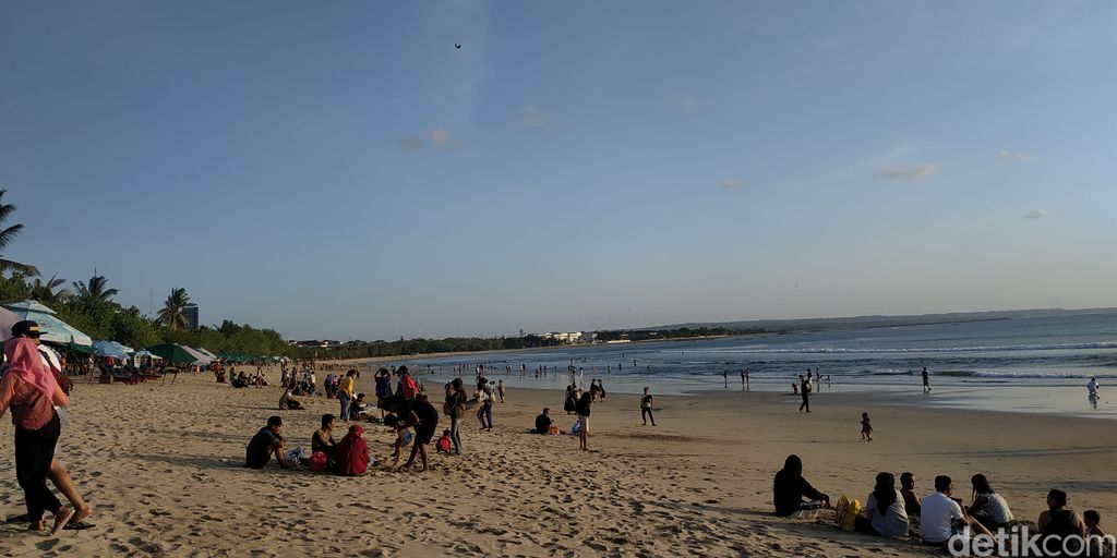Pantai Kuta Dibuka langsung diserbu wisatawan