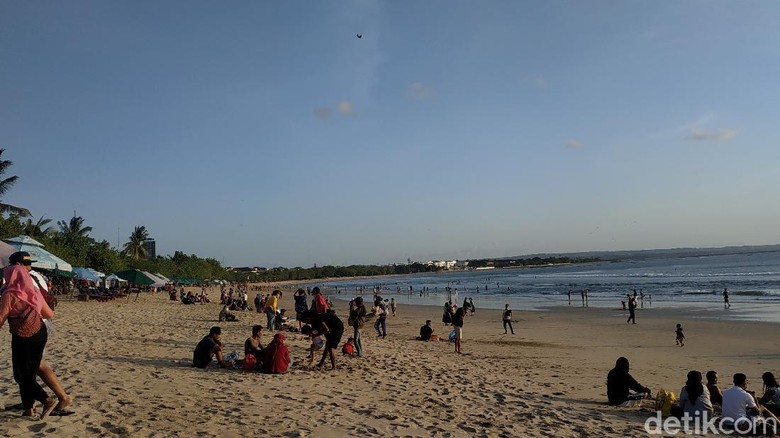 Pantai Kuta Dibuka langsung diserbu wisatawan