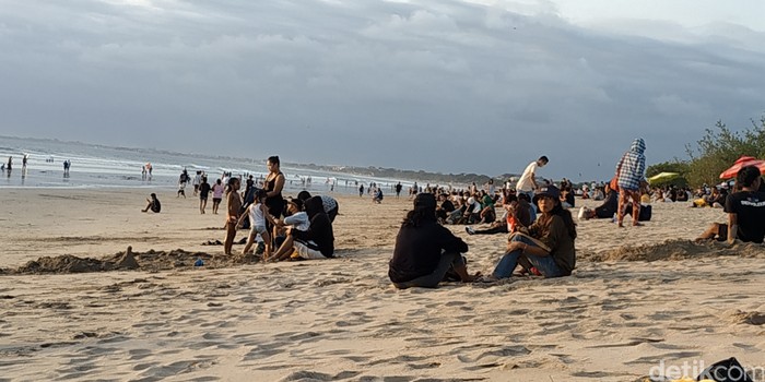 Pantai Kuta Dibuka langsung diserbu wisatawan