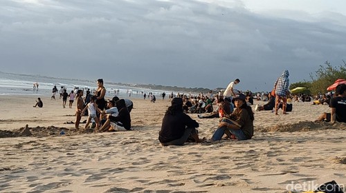 Pantai Kuta Dibuka langsung diserbu wisatawan