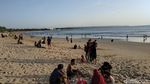 Foto: Pantai Kuta Bali Hidup Lagi, Ramai Diserbu Wisatawan