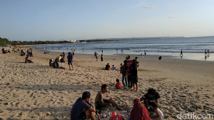 Pantai Kuta Dibuka langsung diserbu wisatawan