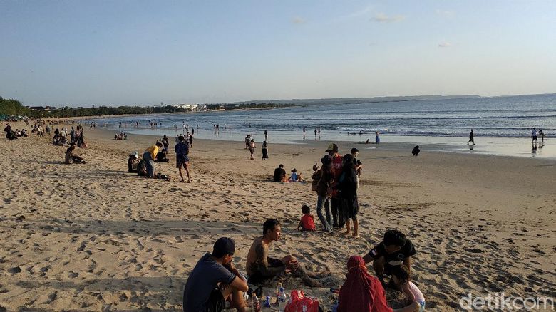 Pantai Kuta Diserbu Wisatawan Pantai Kuta Dibuka langsung diserbu wisatawan