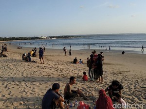 Pantai Kuta Bali Sudah Buka, Langsung Diserbu Wisatawan
