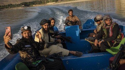Potret Petempur Taliban Kini Dilarang Pamer Selfie