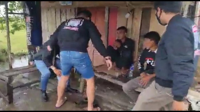 Polisi amankan preman yang palak sopir truk di Garut.