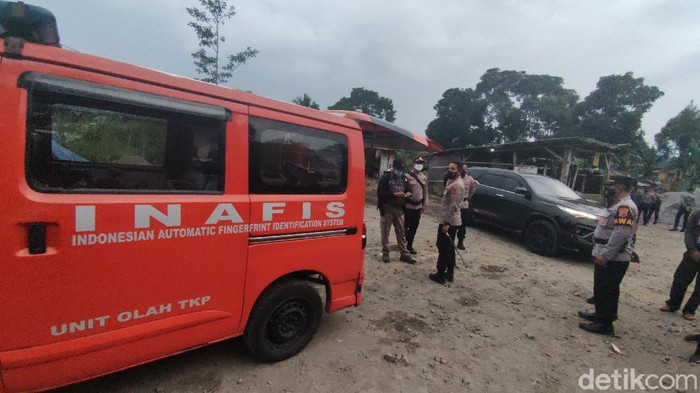 Polisi melakukan pengamanan di lokasi bentrokan 2 ormas di perbatasan Cianjur-Sukabumi.