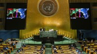 Di Sidang Umum PBB tahun ini, PM Republik Vanuatu Bob Loughman Weibur kembali menyinggung masalah pelanggaran HAM di Papua. Pidato Bob Loughman pun kemudian direspons perwakilan Indonesia yang mempertanyakan sikap Vanuatu yang diam saja atas pembantaian terhadap guru dan tenaga kesehatan (nakes) oleh KKB di Papua. Eduardo Munoz/Pool Photo via AP.