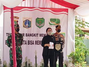 Momen Puan Tak Dikenali Warga Saat Tinjau Vaksinasi di Jakbar