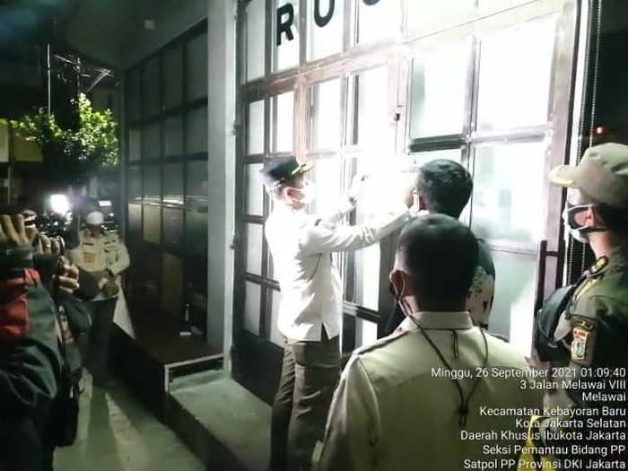 Satpol PP segel kafe di Blok M