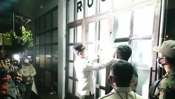 Satpol PP segel kafe di Blok M