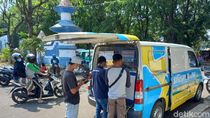 Sejumlah warga tengah membayar pajak kendaraan melalui Samsat Keliling