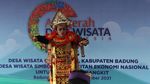 Semringahnya Penari Barongsai Ini Bertemu Sandiaga Uno di Bali