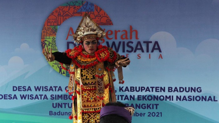 Menparekraf Sandiaga Uno berkunjung ke Desa Carangsari, Bali. Dalam kunjungan ke desa tempat kelahiran i Gusti Ngurah Rai itu ia disambut atraksi tari barongsai