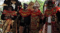 Dalam kunjungannya tersebut Sandiaga disambut dengan penampilan tari barongsai yang melambangkan seorang prajurit.