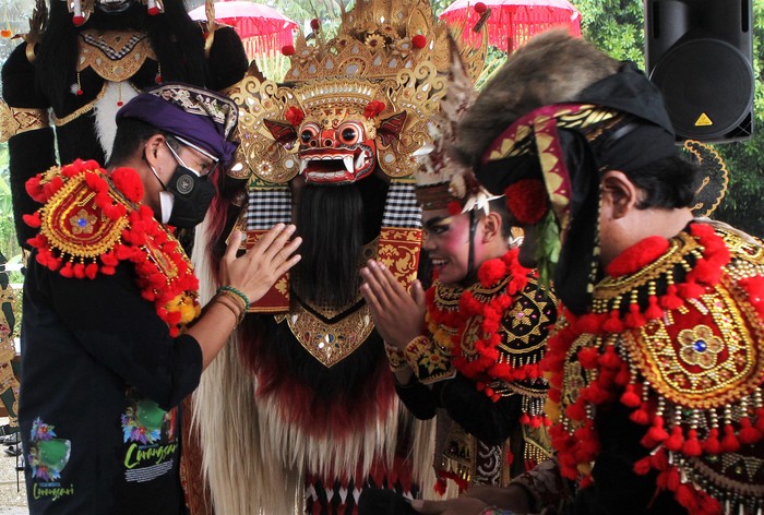 Menparekraf Sandiaga Uno berkunjung ke Desa Carangsari, Bali. Dalam kunjungan ke desa tempat kelahiran i Gusti Ngurah Rai itu ia disambut atraksi tari barongsai