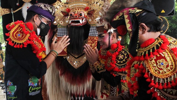 Menparekraf Sandiaga Uno berkunjung ke Desa Carangsari, Bali. Dalam kunjungan ke desa tempat kelahiran i Gusti Ngurah Rai itu ia disambut atraksi tari barongsai