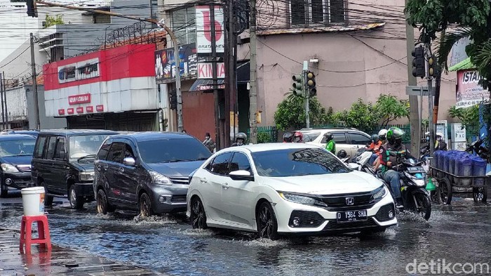 Hujan dengan intensitas sedang mengguyur Kota Bandung. Drainase yang tak berfungsi membuat Jalan Sudirman Bandung tergenang meski hujan tak sampai satu jam.