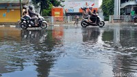 Genangan air tersebut diakibatkan drainase di sekitar Pasar Andir tak berfungsi. Sehingga aliran air yang seharusnya mengalir di saluran drainase meluber ke jalan raya dan mengakibatkan genangan.