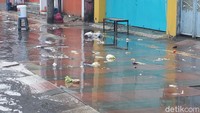 Selain itu, beragam jenis sampah uang didominasi sampah pasar berserakan di pedestrian yang ada jalan tersebut karena tersapu oleh aliran air yang meluber.